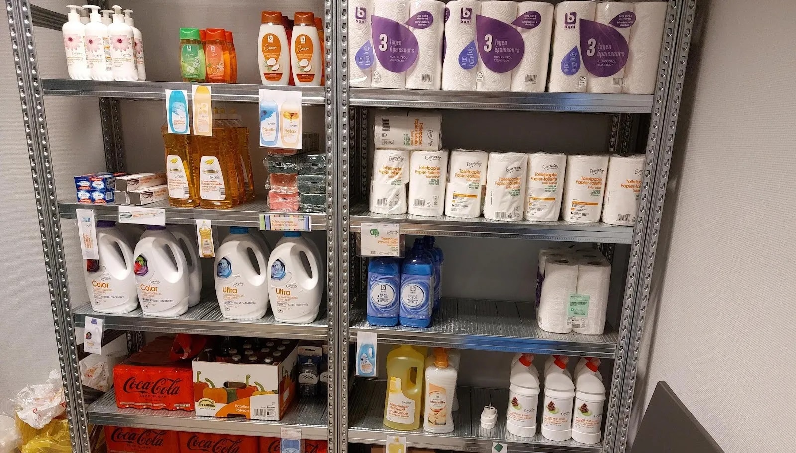 Winkelrek met schoonmaakproducten